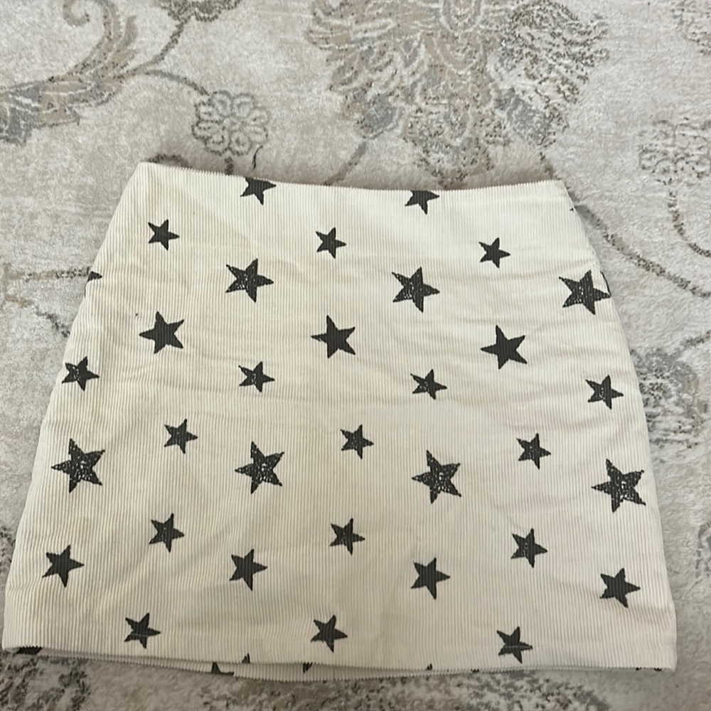 Le Lis collection mini skirt | color tan with black stars | size: S